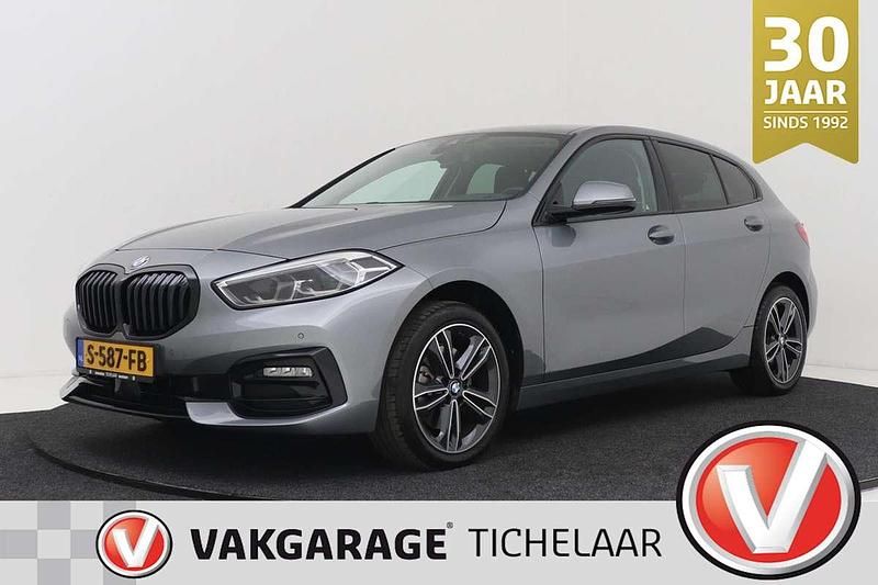Grijs Gebruikt 2023 BMW 118 Basis Hatchback | € 25.899 (Goede deal) - Afbeelding 1/3