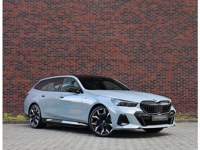 Grijs Gebruikt 2024 BMW 550e M Sport Stationwagen | € 92.950 (Super prijs) - Afbeelding 1/4