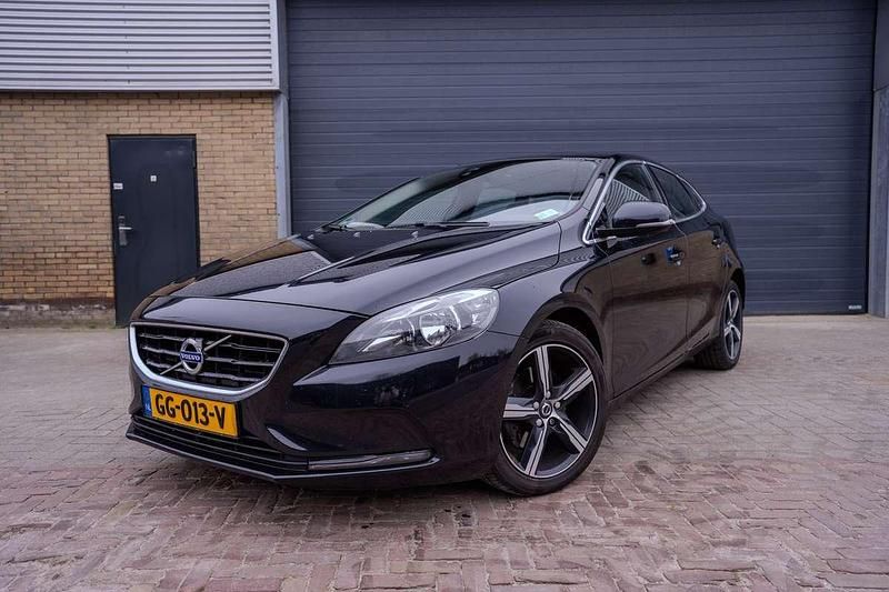 Zwart Occasion 2015 Volvo V40 Momentum MPV | € 9.990 (Eerlijke prijs) - Afbeelding 1/4