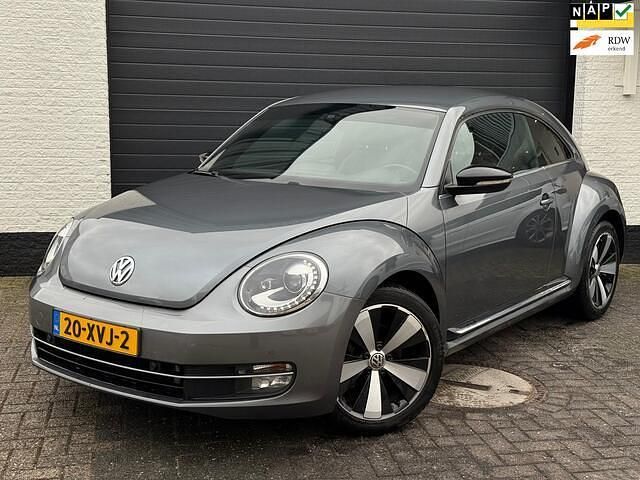 Grijs (metallic) Gebruikt 2012 VW Beetle Sportline Hatchback | € 9.995 (Eerlijke prijs) - Afbeelding 1/4