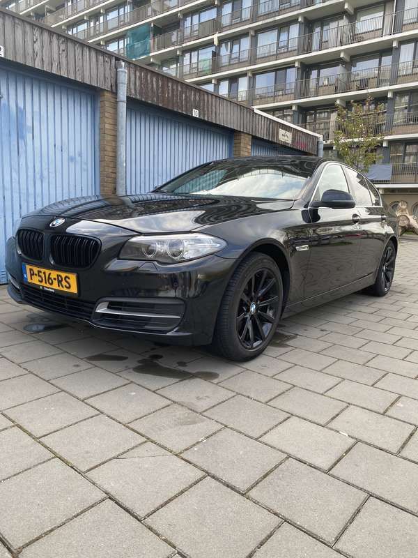 Zwart Gebruikt 2016 BMW 520 Luxury Line Sedan | € 16.599 (Eerlijke prijs) - Afbeelding 1/4