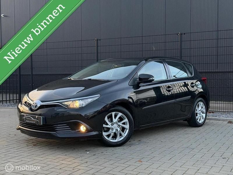 Zwart Occasion 2016 Toyota Auris Hybrid Executive Hatchback | € 11.999 (Eerlijke prijs) - Afbeelding 1/4