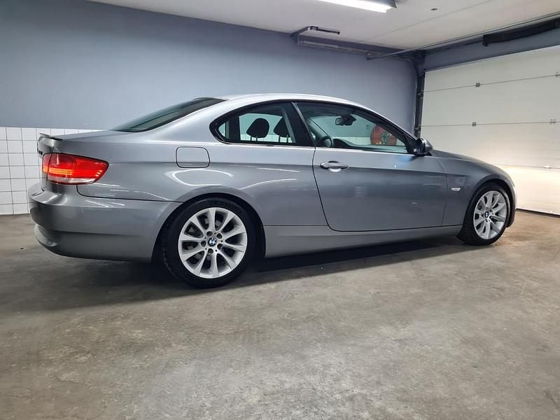 Grijs Gebruikt 2008 BMW 325 Coupé | € 8.495 (Eerlijke prijs) - Afbeelding 1/4