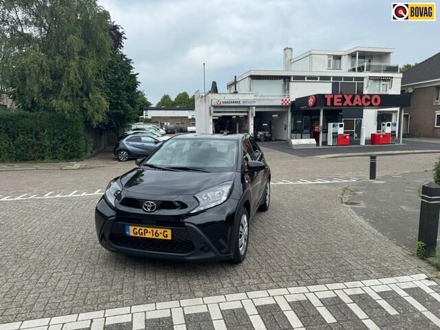 Zwart Gebruikt 2023 Toyota Aygo Play Hatchback | € 19.355 (Goede deal) - Afbeelding 1/4