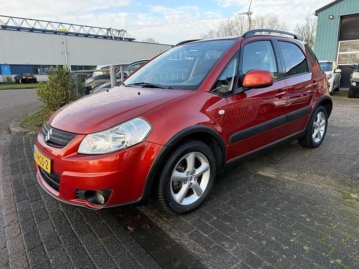 Oranje (metallic) Gebruikt 2008 Suzuki SX4 MPV | € 2.745 (Eerlijke prijs) - Afbeelding 1/4
