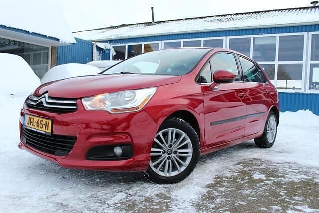 Rood (parellak) Gebruikt 2011 Citroën C4 Tendance Hatchback | € 5.888 (Eerlijke prijs) - Afbeelding 1/4