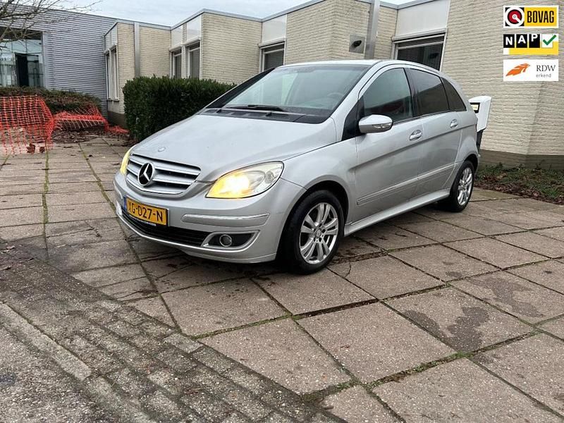 Grijs (metallic) Gebruikt 2008 Mercedes B180 MPV | € 2.780 (Eerlijke prijs) - Afbeelding 1/4