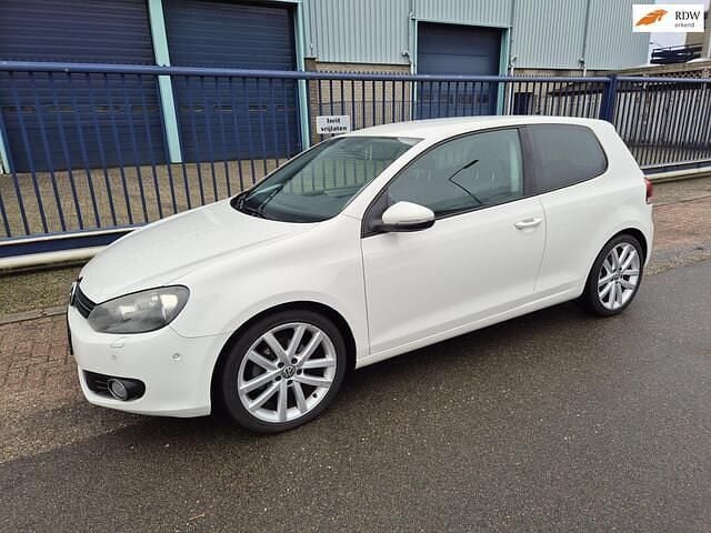 Wit Gebruikt 2009 VW Golf VI Sport Hatchback | € 3.999 (Eerlijke prijs) - Afbeelding 1/4