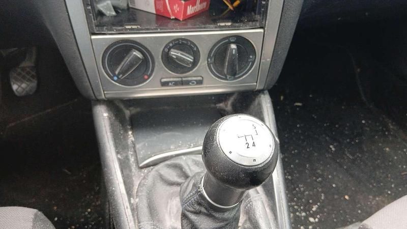 Gebruikt 2001 VW Golf IV Trendline Sedan | € 1.250 (Eerlijke prijs) - Afbeelding 1/4