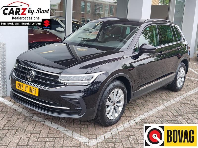 Zwart Gebruikt 2024 VW Tiguan Life SUV | € 38.745 (Super prijs) - Afbeelding 1/4