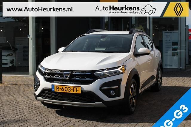 Wit Gebruikt 2022 Dacia Sandero Essentiel Hatchback | € 14.945 (Eerlijke prijs) - Afbeelding 1/4