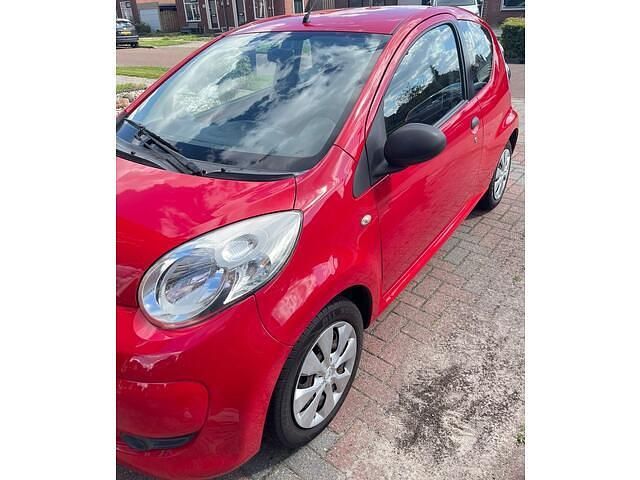 Rood Gebruikt 2009 Citroën C1 Hatchback | € 1.750 (Goede deal) - Afbeelding 1/4