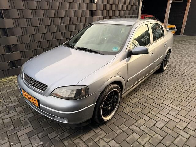Grijs Occasion 2003 Opel Astra Njoy Sedan | € 1.950 (Iets duurder) - Afbeelding 1/4