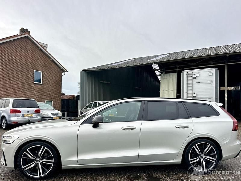 Grijs Occasion 2020 Volvo V60 R-Design Stationwagen | € 20.000 (Super prijs) - Afbeelding 1/4