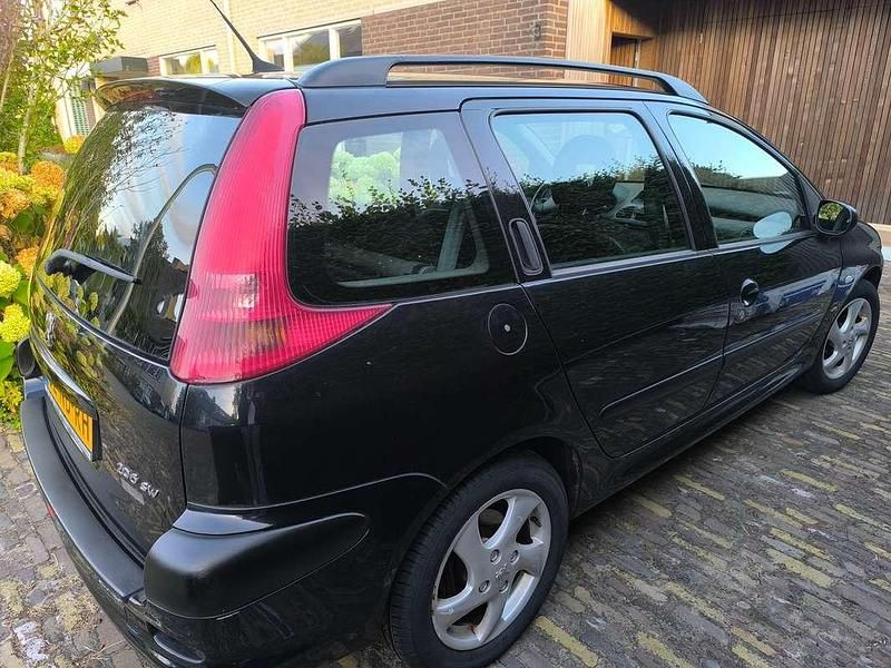 Zwart Gebruikt 2003 Peugeot 206 Stationwagen | € 1.500 (Eerlijke prijs) - Afbeelding 1/4