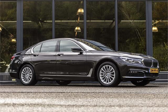 Bruin Gebruikt 2018 BMW 750 Executive Sedan | € 39.950 - Afbeelding 1/4