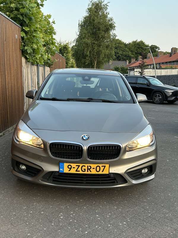 Grijs Gebruikt 2015 BMW 218 Active Tourer Executive MPV | € 7.250 (Eerlijke prijs) - Afbeelding 1/4