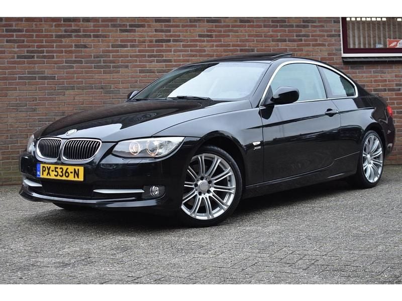 Zwart Gebruikt 2011 BMW 325 Sport Line Coupé | € 10.949 - Afbeelding 1/4