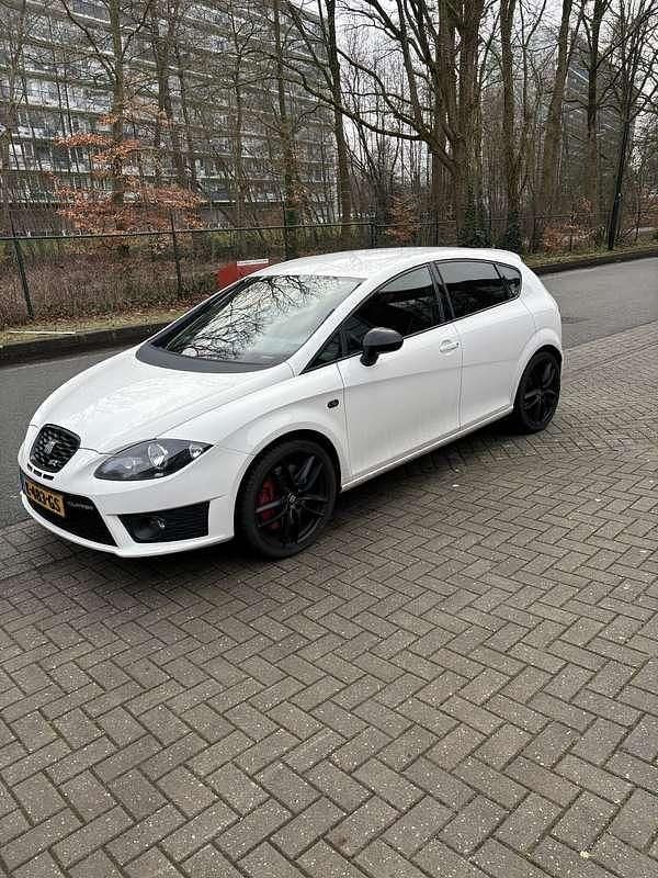 Wit Occasion 2010 Seat Leon CUPRA Hatchback | € 8.000 - Afbeelding 1/4