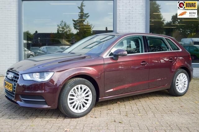 Paars Gebruikt 2016 Audi A3 Sportback Ambiente Hatchback | € 18.195 (Eerlijke prijs) - Afbeelding 1/4