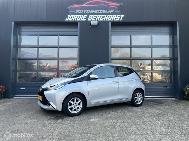 Grijs Gebruikt 2015 Toyota Aygo X-clusiv Hatchback | € 8.450 (Eerlijke prijs) - Afbeelding 1/4