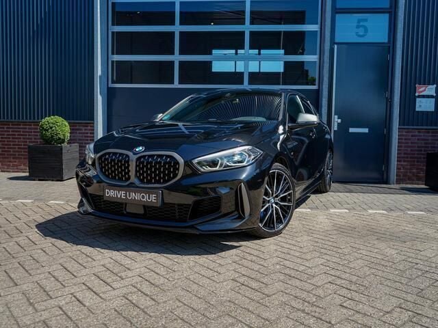 Zwart Gebruikt 2020 BMW M135 Executive Hatchback | € 36.950 (Goede deal) - Afbeelding 1/4