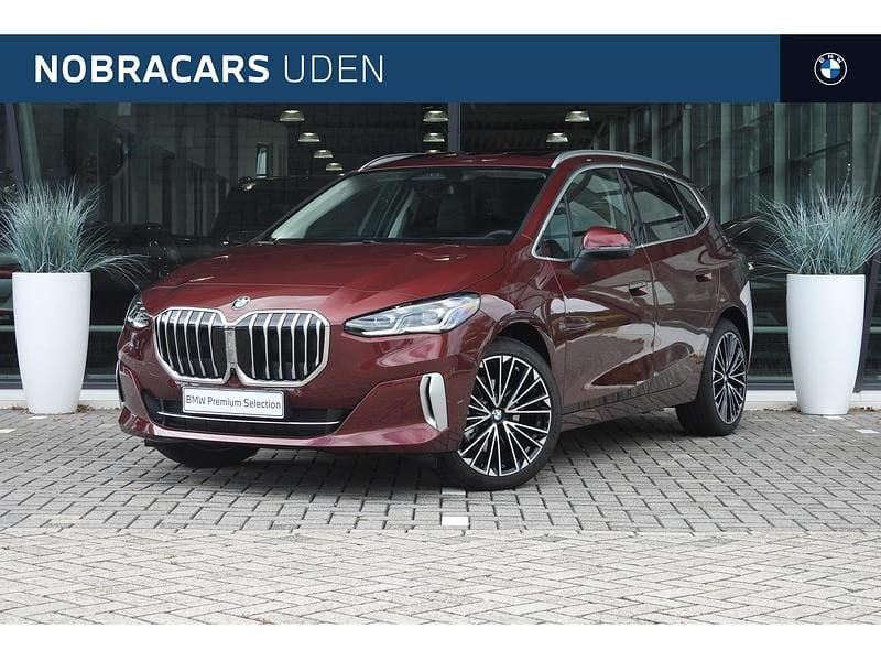 Rood Gebruikt 2025 BMW 220 Comfort Edition Stationwagen | € 49.850 - Afbeelding 1/4
