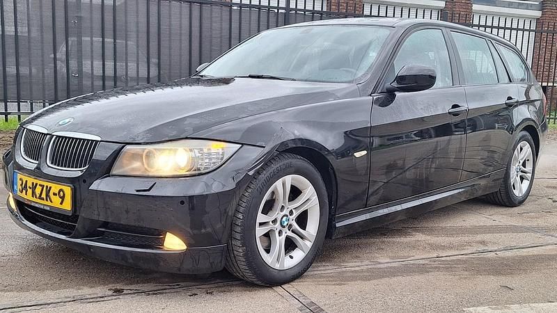 Zwart Occasion 2010 BMW 318 Stationwagen | € 4.795 (Eerlijke prijs) - Afbeelding 1/4