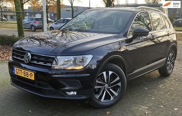 Zwart Gebruikt 2019 VW Tiguan Comfortline SUV | € 23.950 (Eerlijke prijs) - Afbeelding 1/4