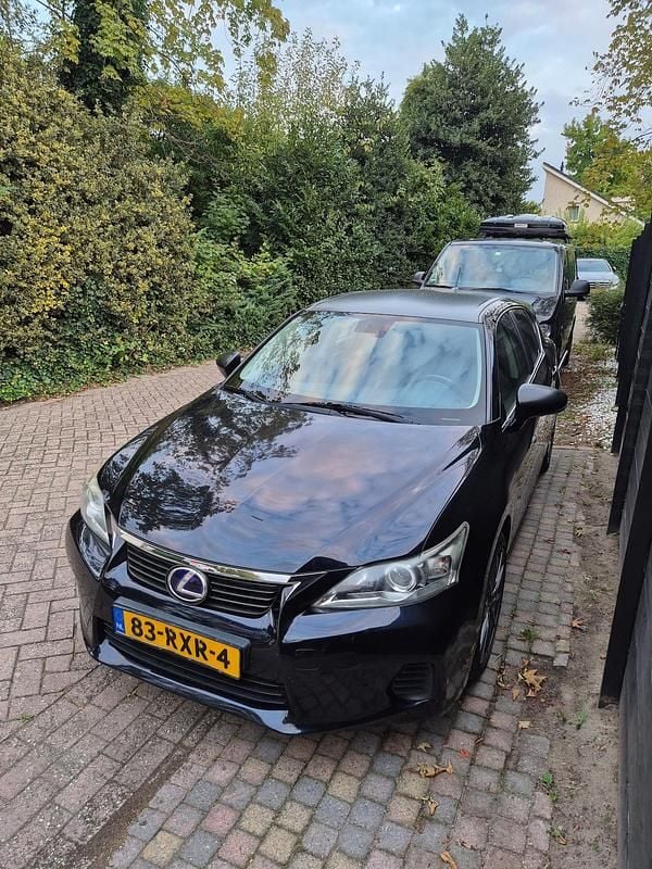 Zwart (metallic) Gebruikt 2011 Lexus CT200h Hatchback | € 7.500 (Goede deal) - Afbeelding 1/4
