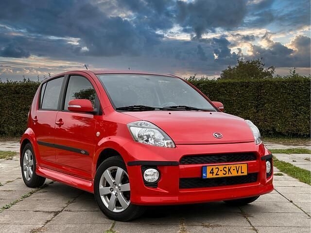 Rood Gebruikt 2006 Daihatsu Sirion Hatchback | € 5.495 (Duur) - Afbeelding 1/4