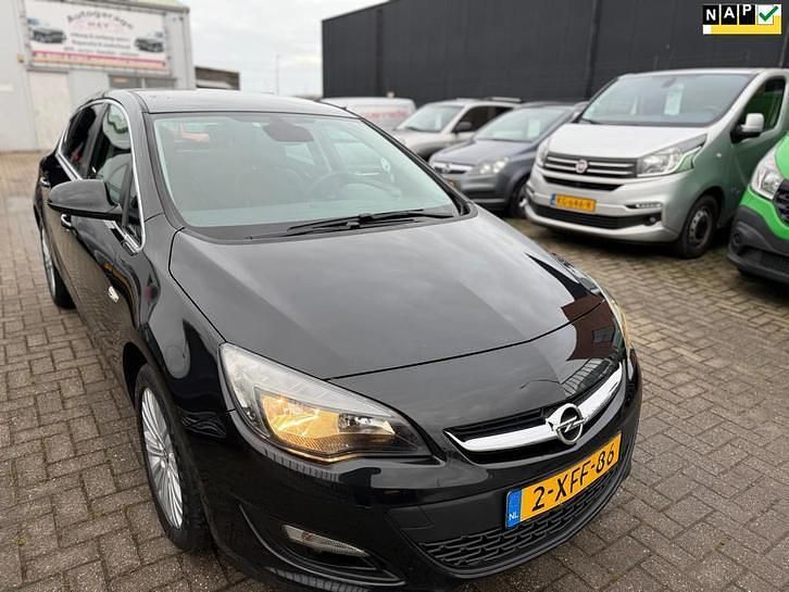 Zwart Gebruikt 2014 Opel Astra Design Edition Hatchback | € 4.950 (Eerlijke prijs) - Afbeelding 1/4