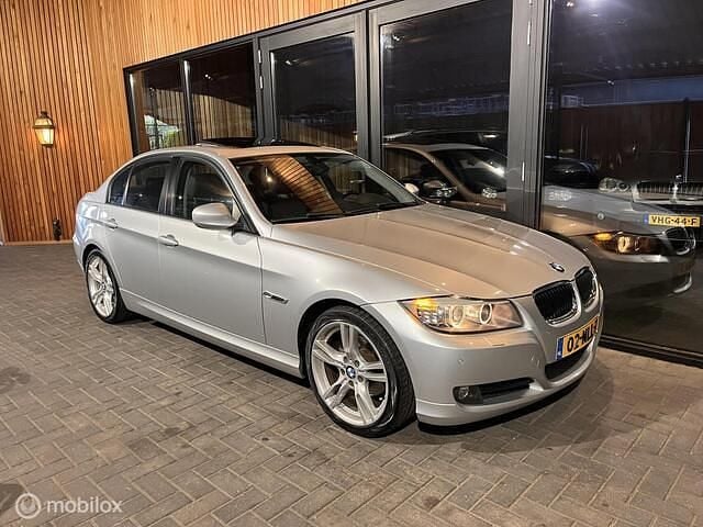 Grijs Gebruikt 2010 BMW 318 Sedan | € 8.250 (Eerlijke prijs) - Afbeelding 1/4