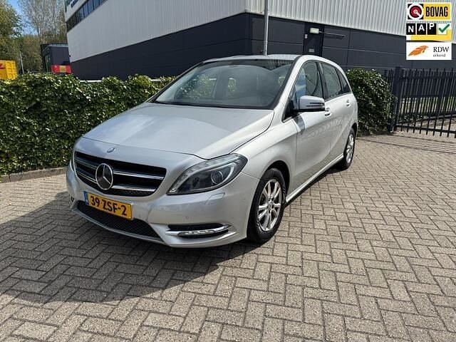 Grijs Gebruikt 2013 Mercedes B180 Ambition MPV | € 11.750 (Goede deal) - Afbeelding 1/4