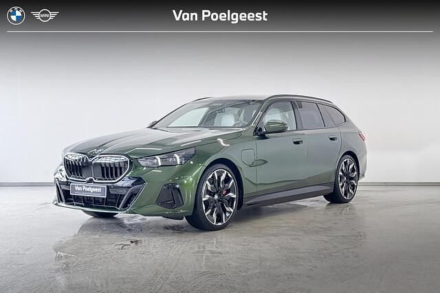 Bmw individual anglesey green metallic (groen metallic) Nieuw 2025 BMW 550e M Sport Stationwagen | € 119.814 (Duur) - Afbeelding 1/4