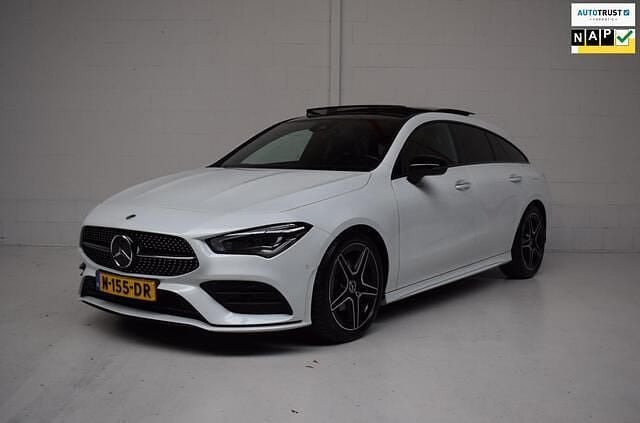Wit (metallic) Gebruikt 2021 Mercedes CLA180 Shooting Brake AMG Stationwagen | € 26.945 (Eerlijke prijs) - Afbeelding 1/4