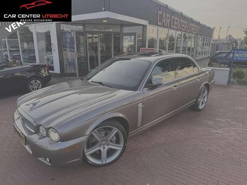 Grijs Gebruikt 2010 Jaguar XJ Portfolio Sedan | € 11.950 - Afbeelding 1/4