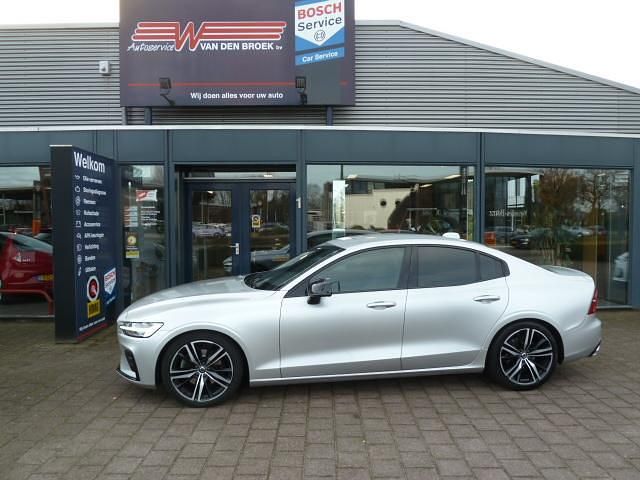 Grijs Gebruikt 2020 Volvo S60 R-Design Sedan | € 24.850 (Eerlijke prijs) - Afbeelding 1/4