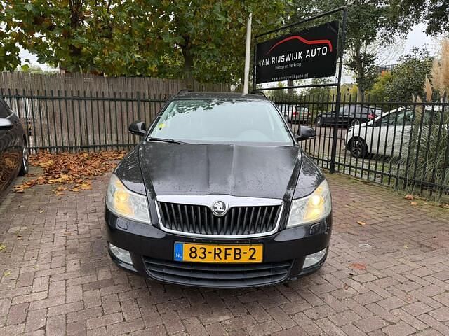 Zwart Gebruikt 2011 Skoda Octavia Ambition Stationwagen | € 3.690 (Eerlijke prijs) - Afbeelding 1/4