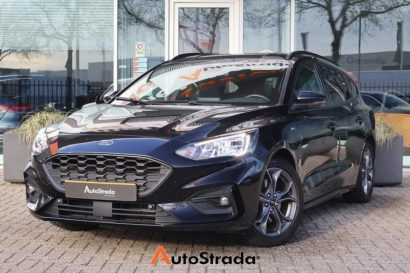 Zwart Occasion 2022 Ford Focus ST-Line Stationwagen | € 15.900 (Goede deal) - Afbeelding 1/4