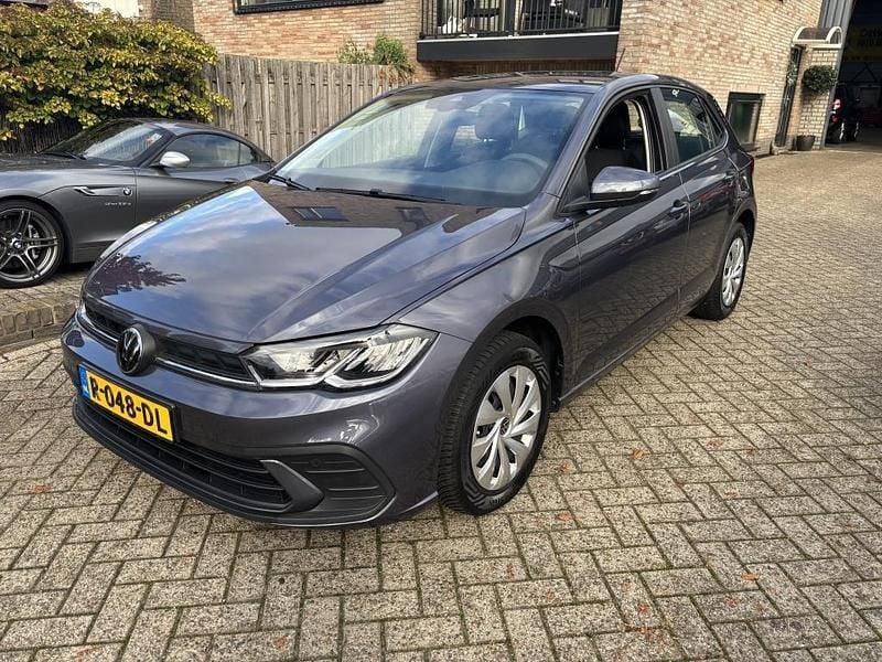 Grijs Gebruikt 2022 VW Polo Hatchback | € 17.450 (Eerlijke prijs) - Afbeelding 1/4