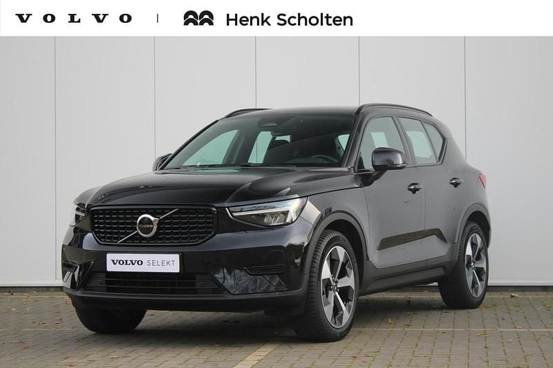 Zwart Gebruikt 2025 Volvo XC40 Plus SUV | € 43.950 (Eerlijke prijs) - Afbeelding 1/4