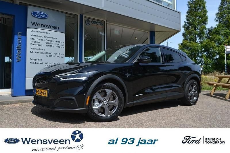 Zwart Gebruikt 2022 Ford Mustang Mach-E SUV | € 29.590 (Super prijs) - Afbeelding 1/4