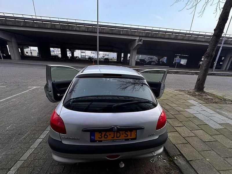Grijs Gebruikt 2002 Peugeot 206 Hatchback | € 1.000 (Eerlijke prijs) - Afbeelding 1/4
