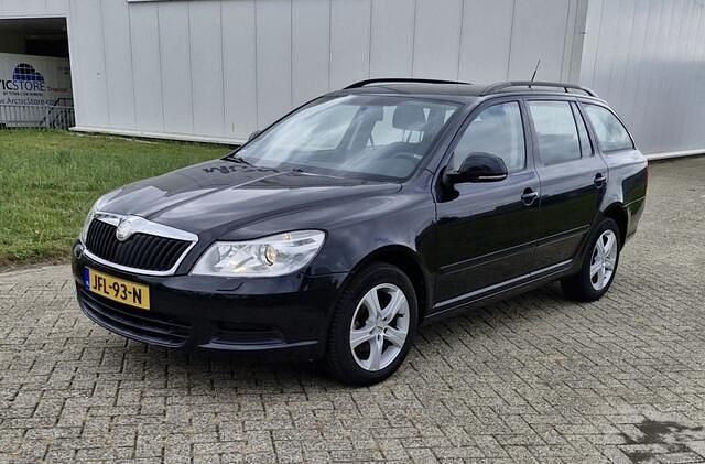 Zwart Occasion 2009 Skoda Octavia Ambition Hatchback | € 4.495 (Eerlijke prijs) - Afbeelding 1/4