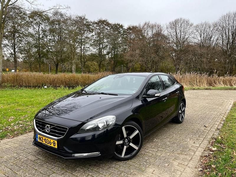 Zwart (metallic) Gebruikt 2013 Volvo V40 Momentum Hatchback | € 5.500 (Eerlijke prijs) - Afbeelding 1/4