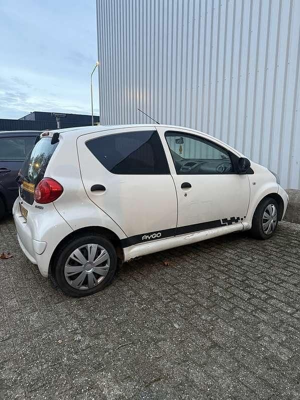 Wit Gebruikt 2008 Toyota Aygo Hatchback | € 750 (Goede deal) - Afbeelding 1/4