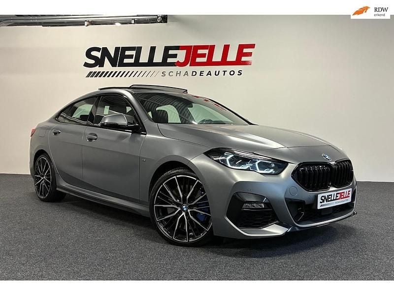 Grijs (metallic) Gebruikt 2024 BMW 218 Shadowline Coupé | € 27.450 (Super prijs) - Afbeelding 1/4