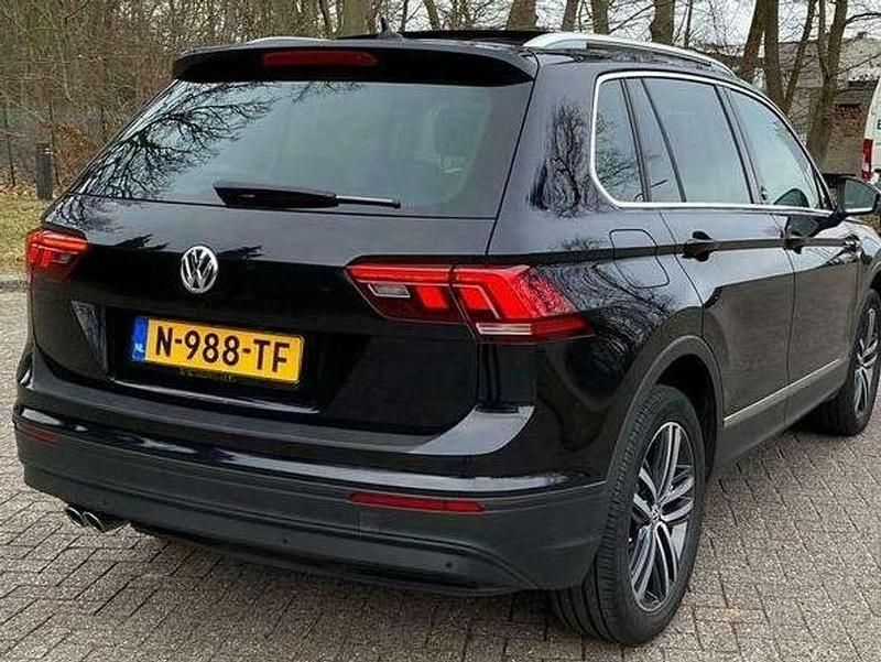 Zwart Occasion 2017 VW Tiguan Highline SUV | € 17.899 - Afbeelding 1/4