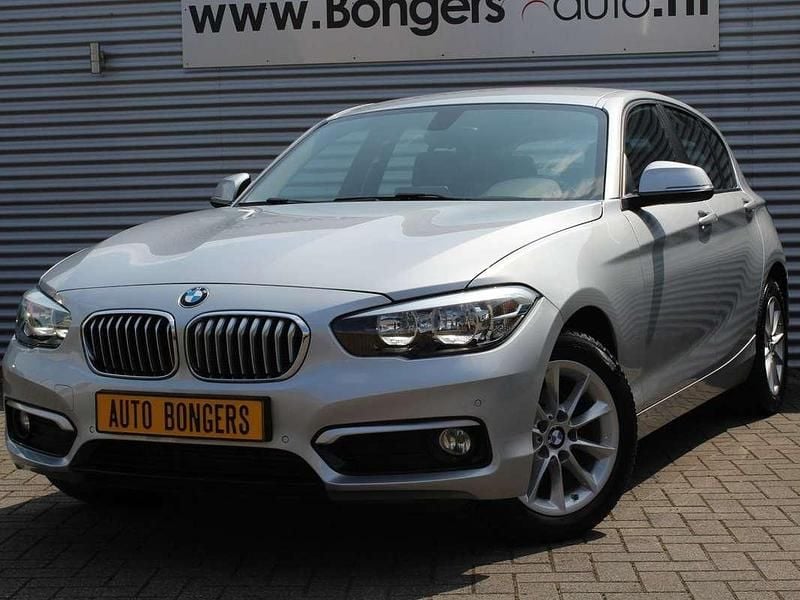 Zilver, metallic lak Gebruikt 2015 BMW 116 Urban Line Hatchback | € 12.950 (Goede deal) - Afbeelding 1/4